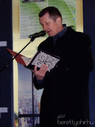 Fellobant az első gyertya lángja 56